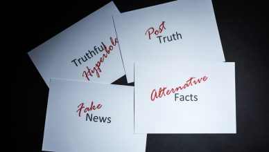 “ポストトゥルース”や”alternative facts”の意味って何？世界動向がもっとわかる英語の新語を知ろう