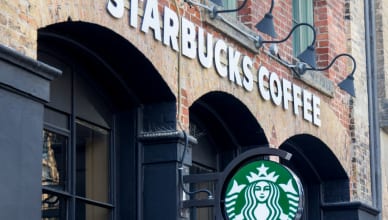 海外でスタバやケンタッキーが通じない？！ あの有名店、英語でどうよぶ？