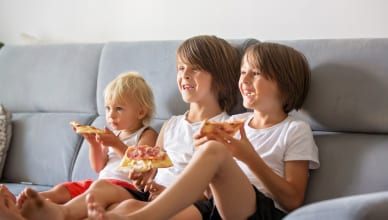 「TVを見ながらご飯」って英語でなんていう？Whileやas、over、withを使った「しながら」の英語表現