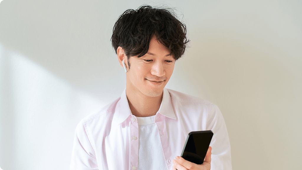 スマートフォンを操作する男性
